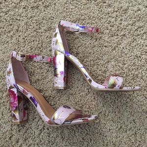 Metallic floral light pink heels